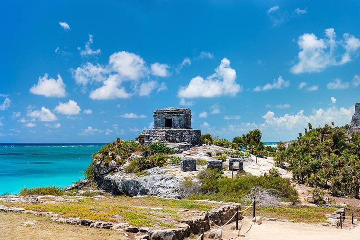 un vecchio edificio su un'isola nell'oceano
