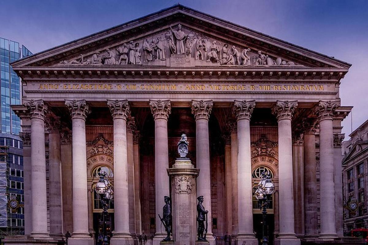 un grande edificio con una statua di fronte