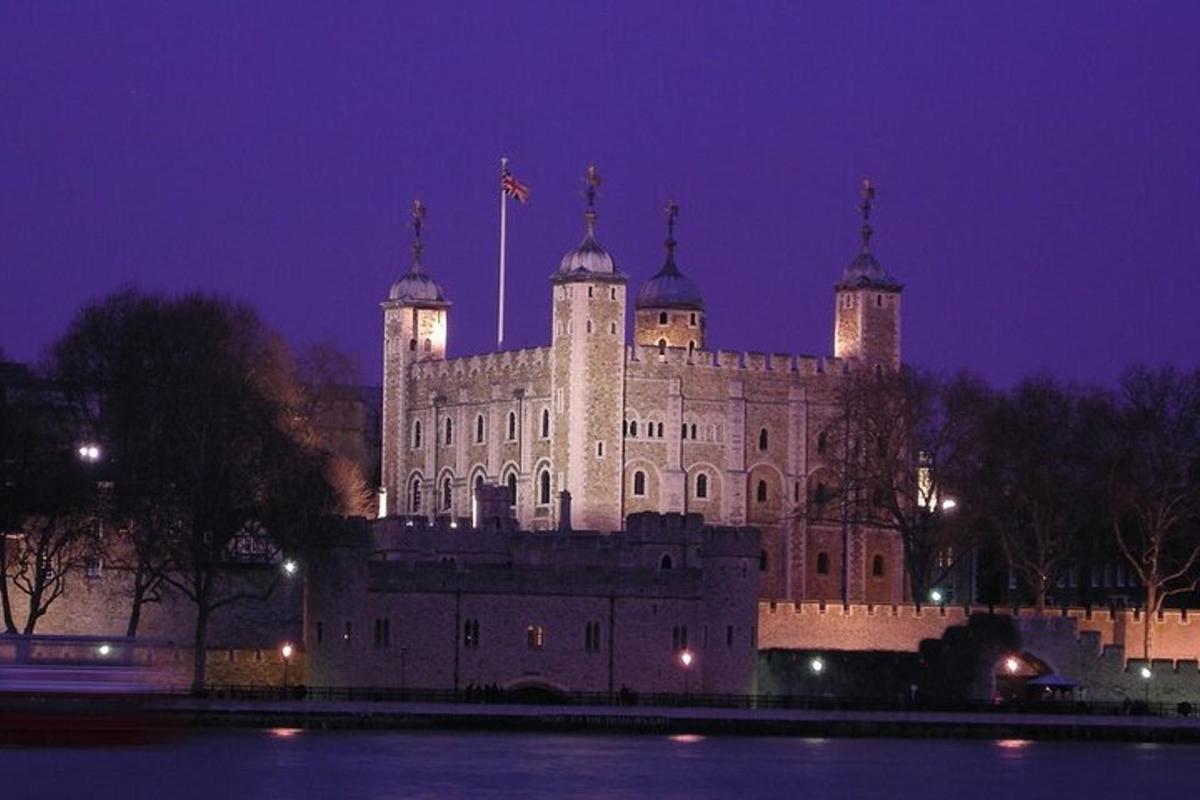 un grande edificio bianco con bandiere in cima di notte
