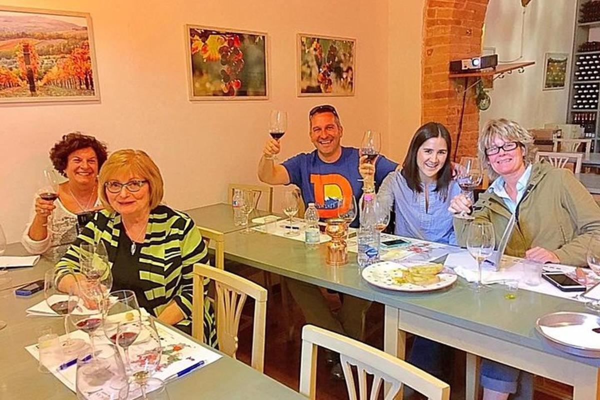 група људи који седе за столом са чашама за вино