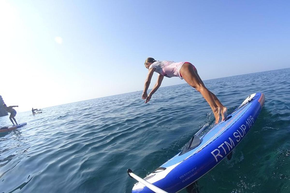 uma pessoa em uma prancha de surfe na água