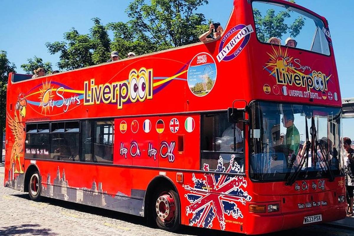 červený dvoupatrový autobus jedoucí po ulici