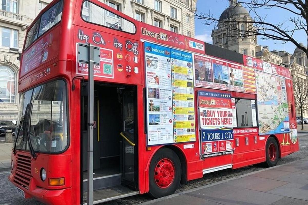 červený dvoupatrový autobus zaparkovaný na ulici