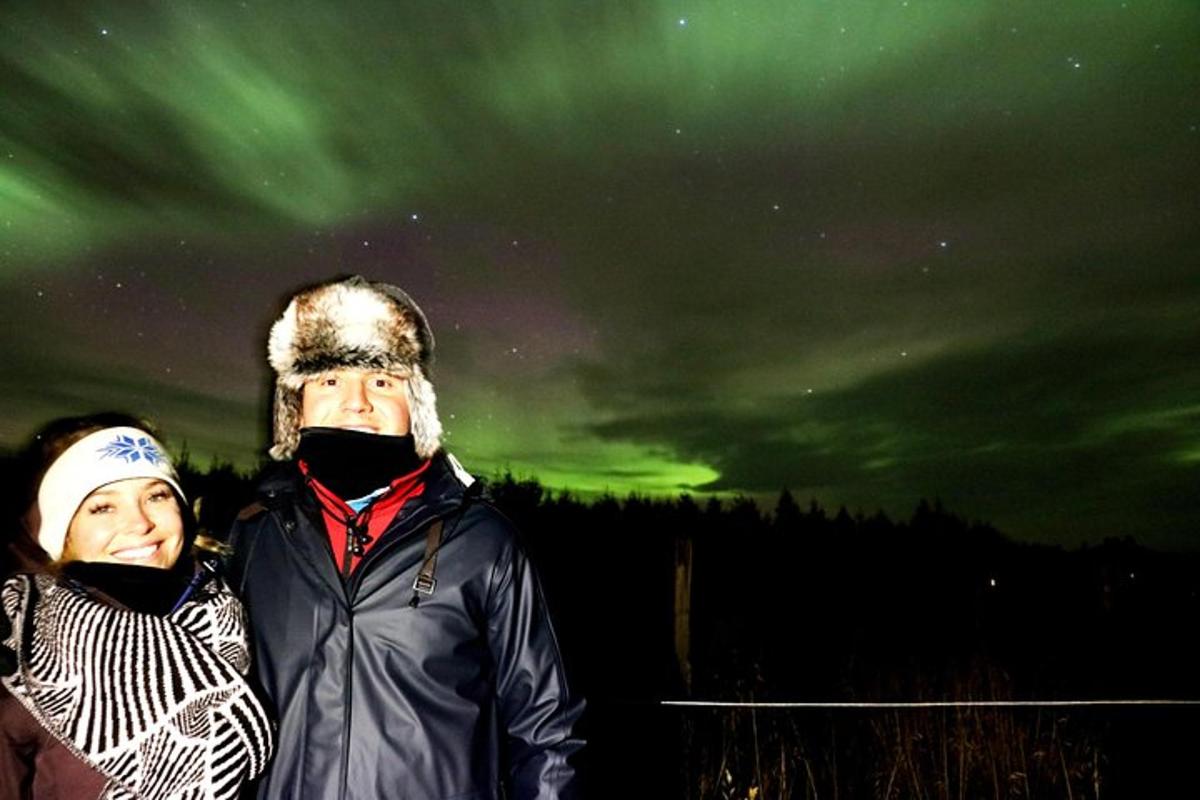 un uomo e una donna in piedi sotto un cielo verde