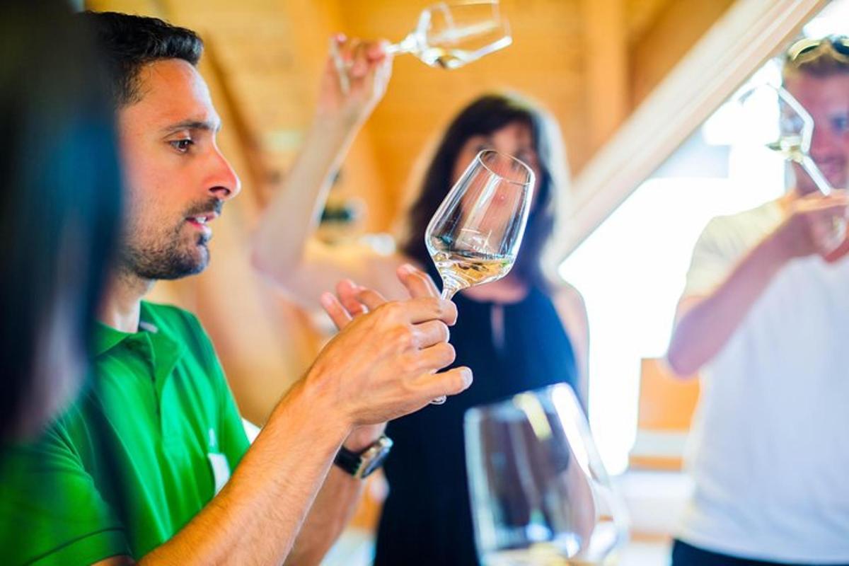 en mann holder et glass vin