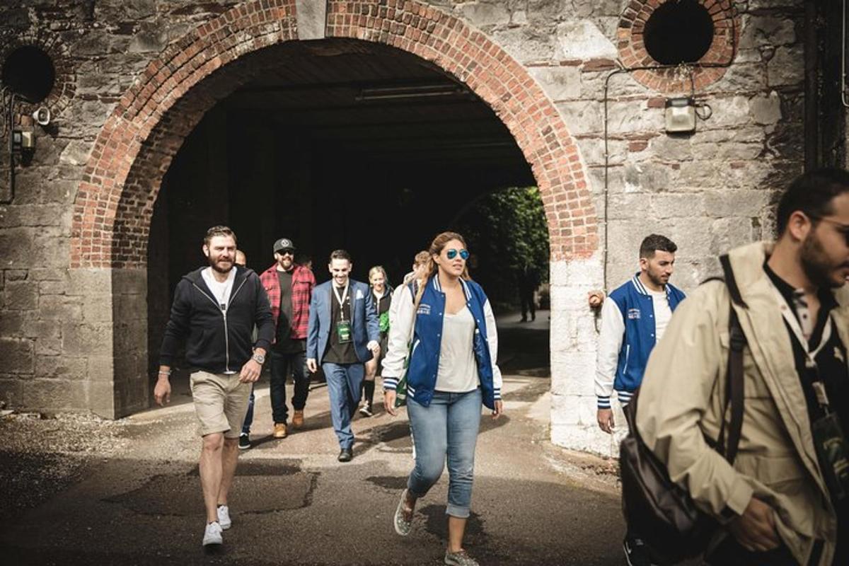 un gruppo di persone che camminano in un tunnel