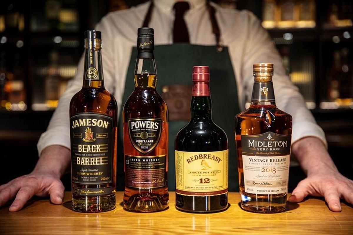 un gruppo di quattro bottiglie di whisky su un tavolo