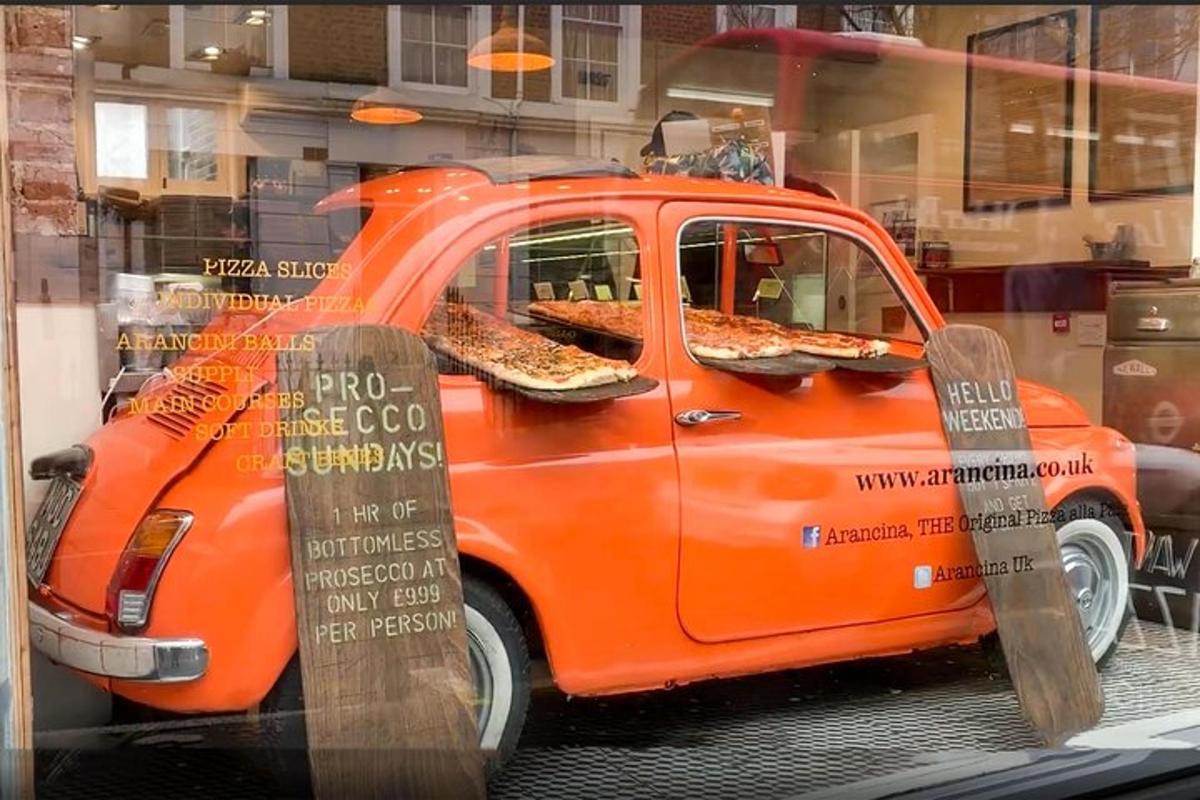 oranž auto, mille aknas on pitsaviilud