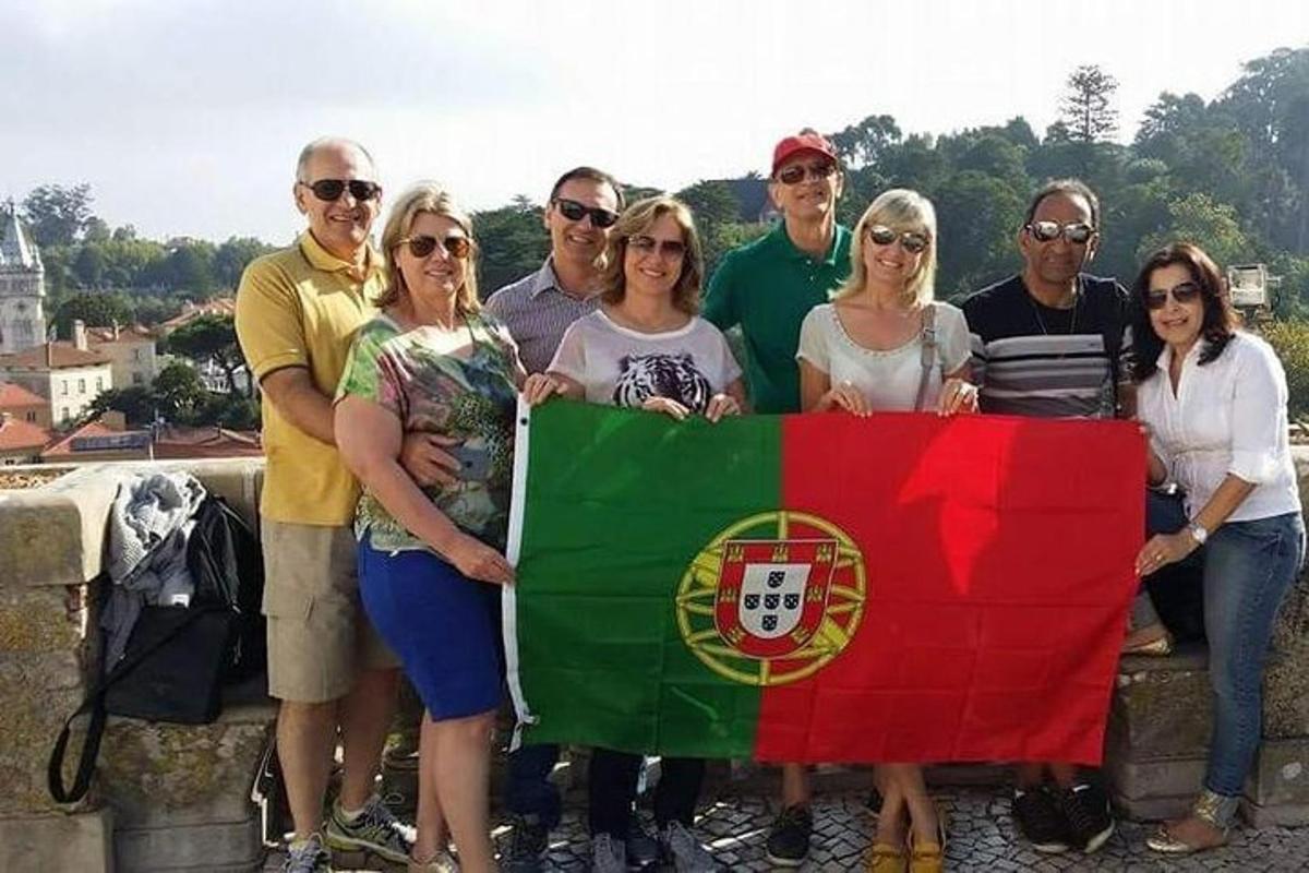 grupp inimesi, kes hoiavad lippu