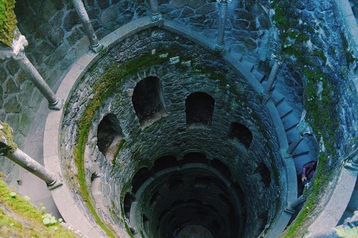 pohľad na kamenný tunel s tunelomigunigunigunigunigunigunigun