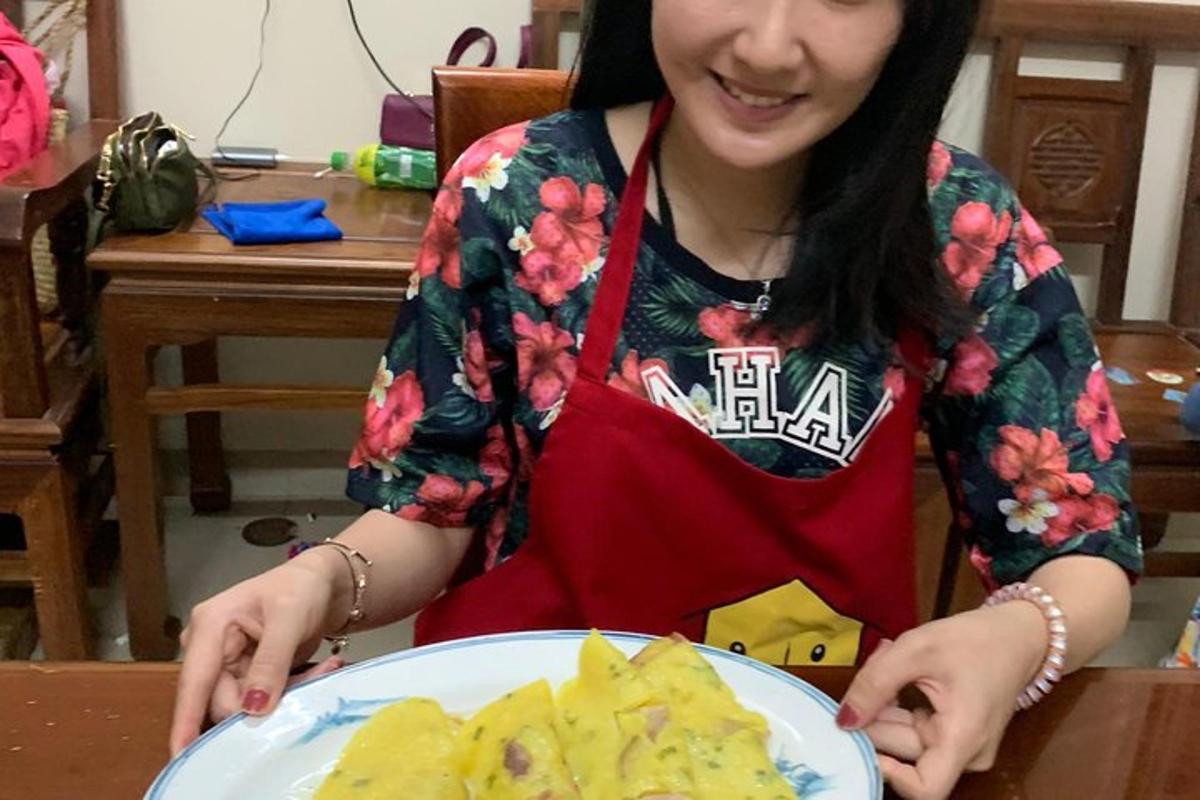 uma mulher sentada à mesa com um prato de comida