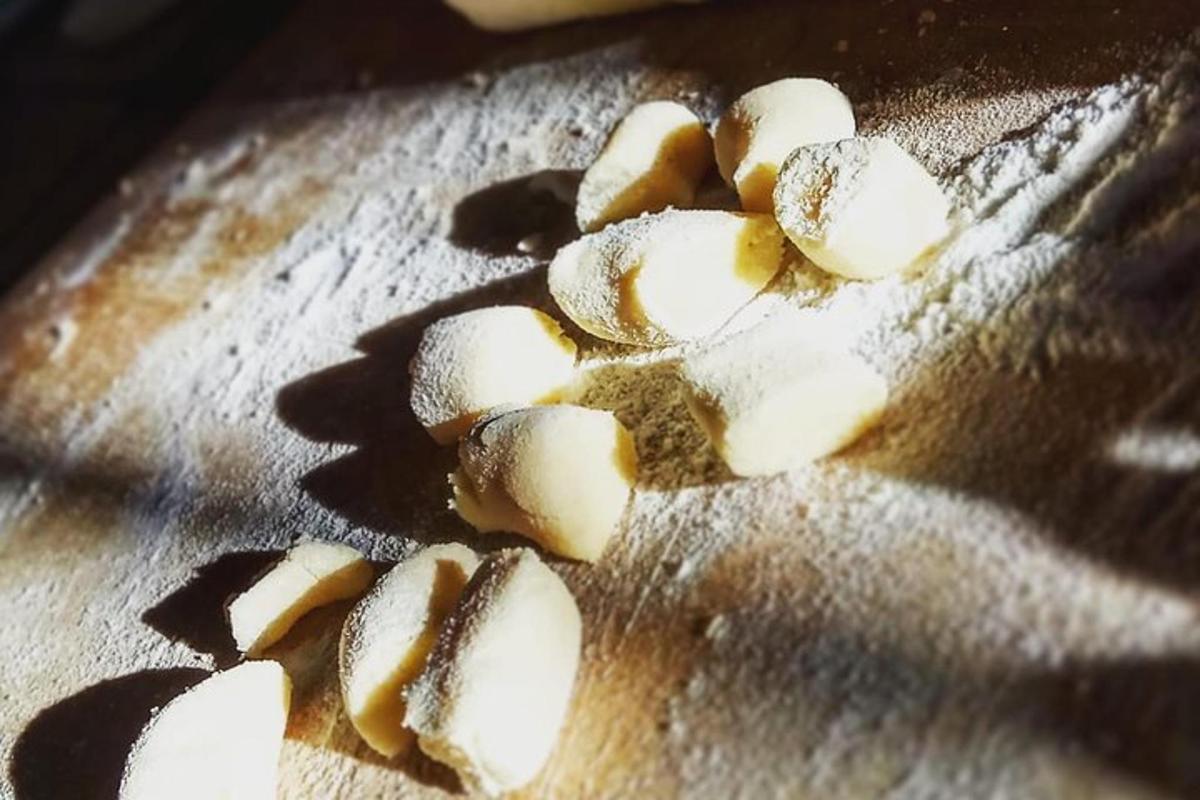una pila di cibo posta sopra un tavolo