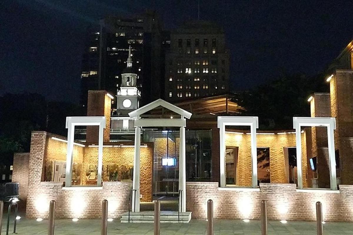 un edificio in mattoni con una torre dell'orologio di notte