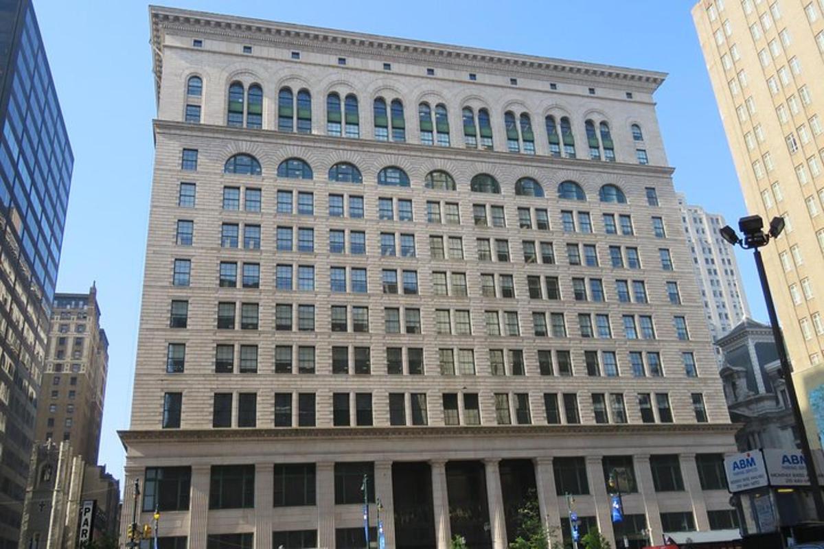 a large building in the middle of a city