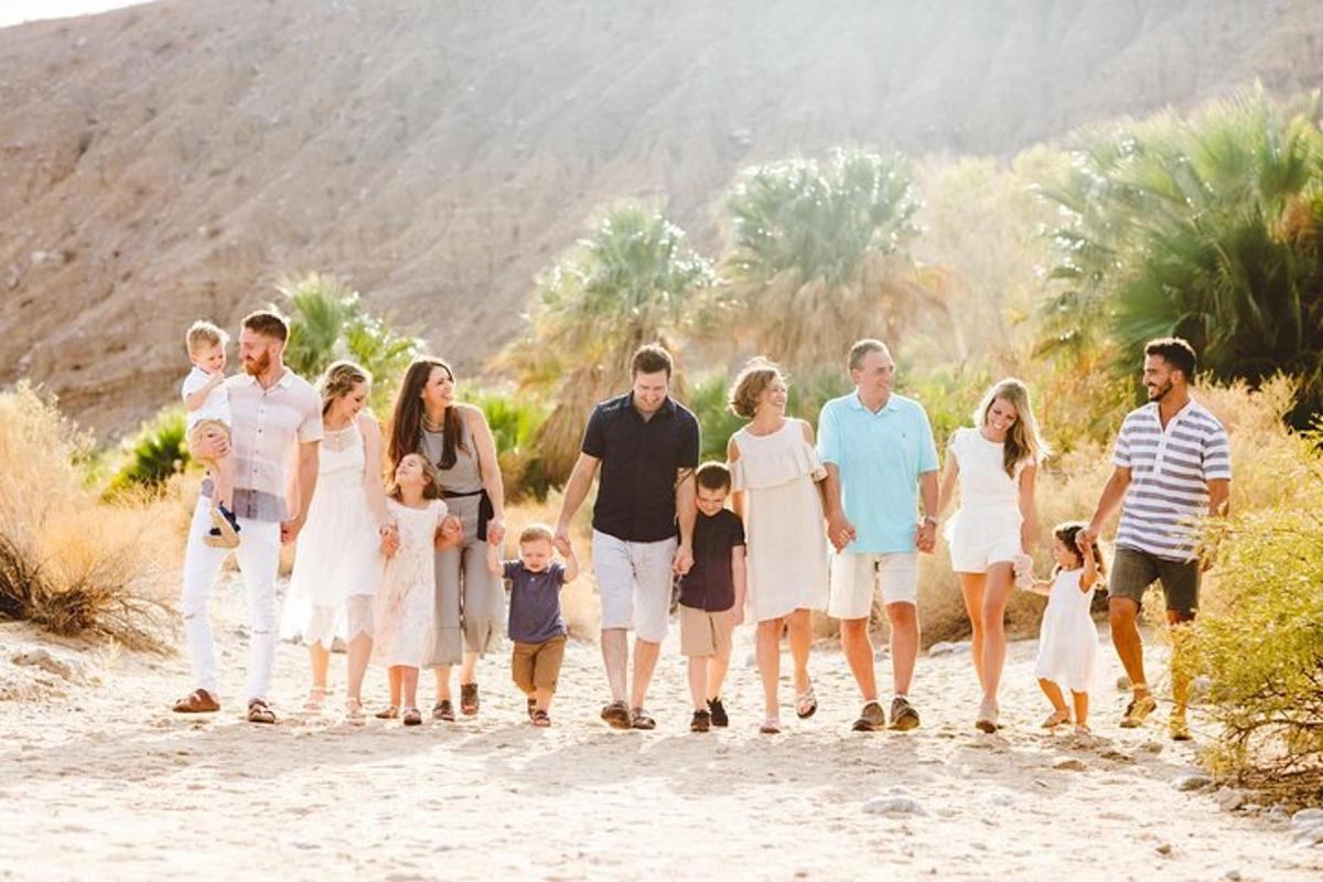 una famiglia numerosa sta camminando lungo una spiaggia