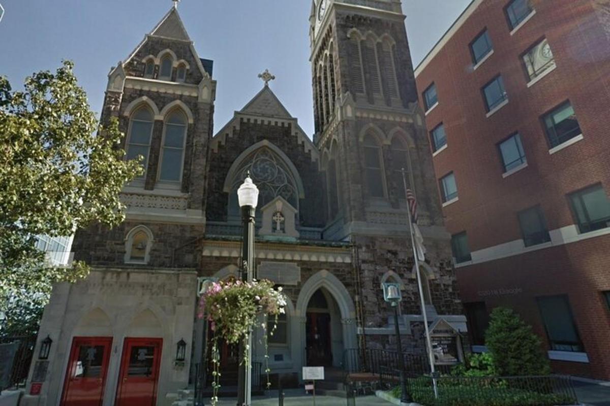 uma grande igreja com duas torres em uma rua