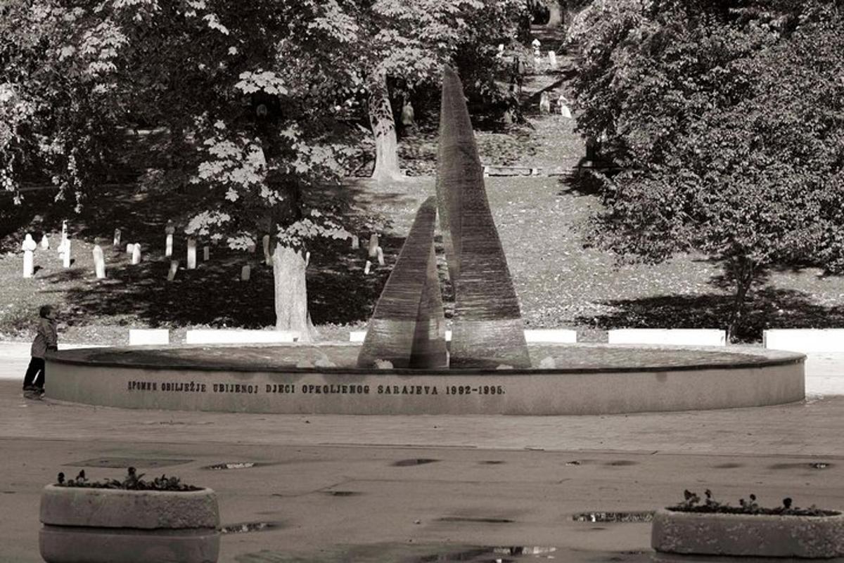 una foto in bianco e nero di un monumento in un parco