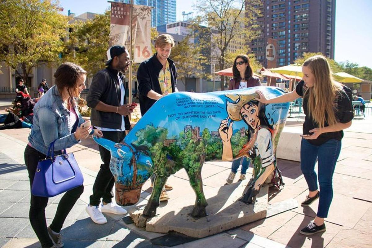 um grupo de pessoas em pé em frente a uma estátua