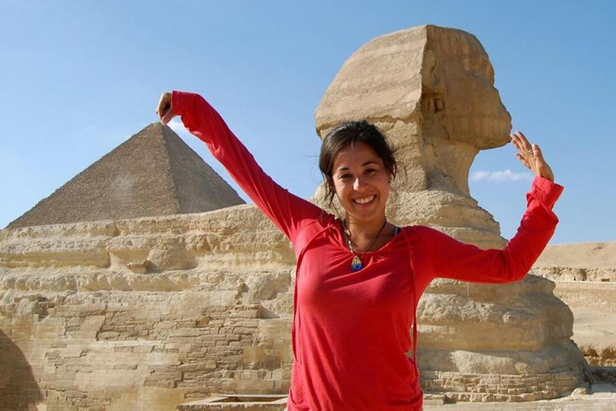 žena stojaca pred pyramídou