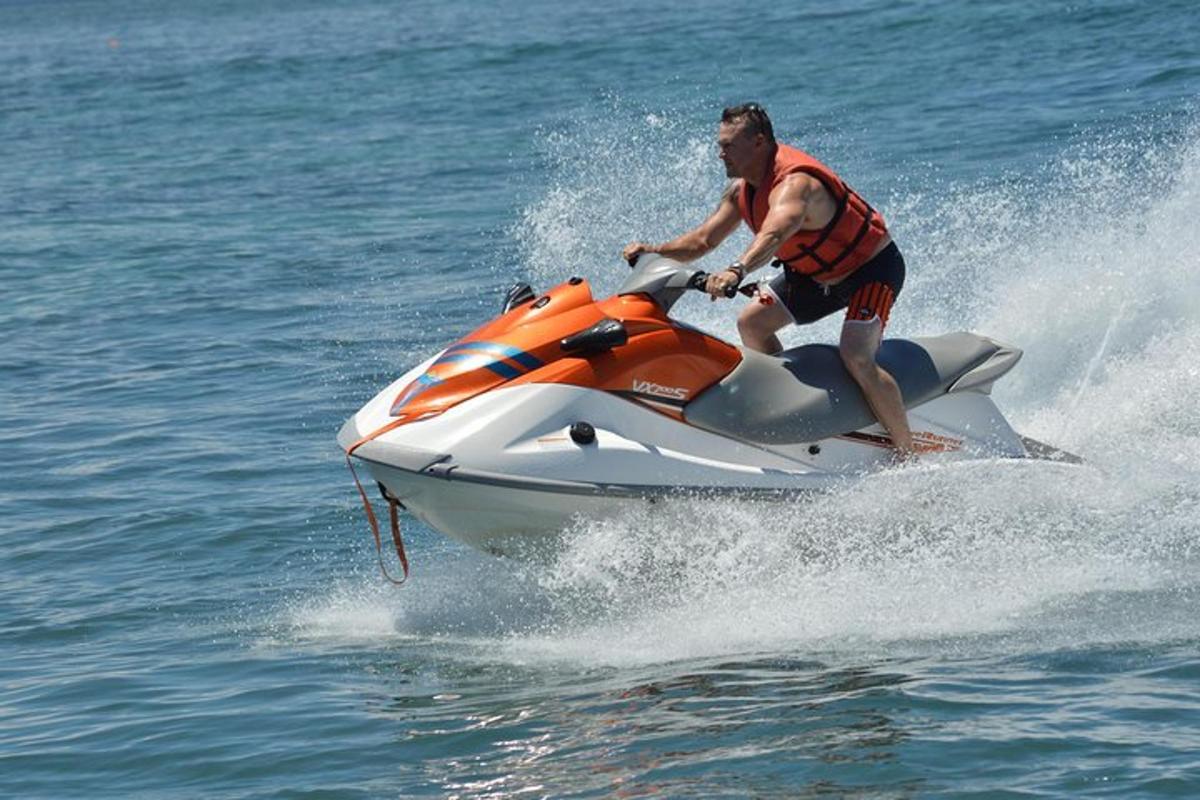 un uomo in moto d'acqua in acqua