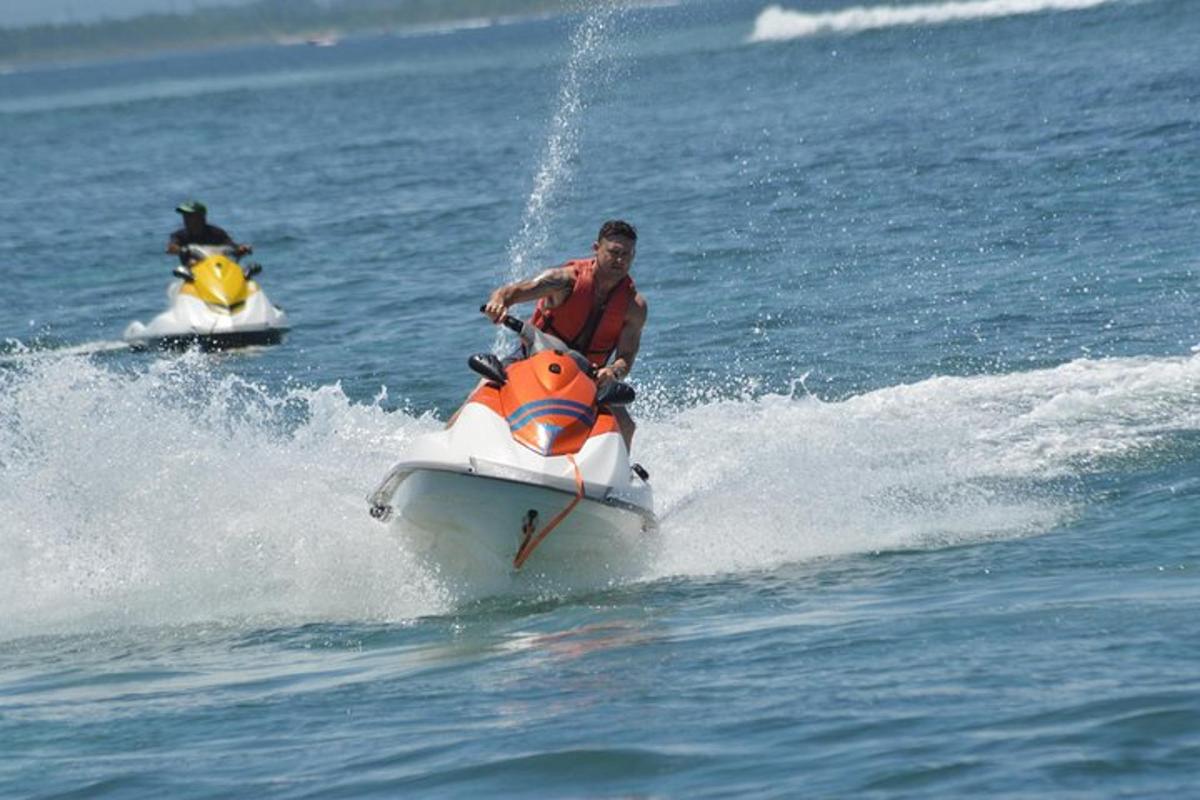 due persone in acqua su una moto d'acqua
