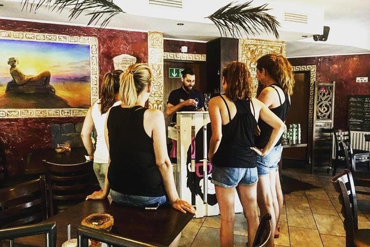 skupina lidí stojících u pultu v restauraci
