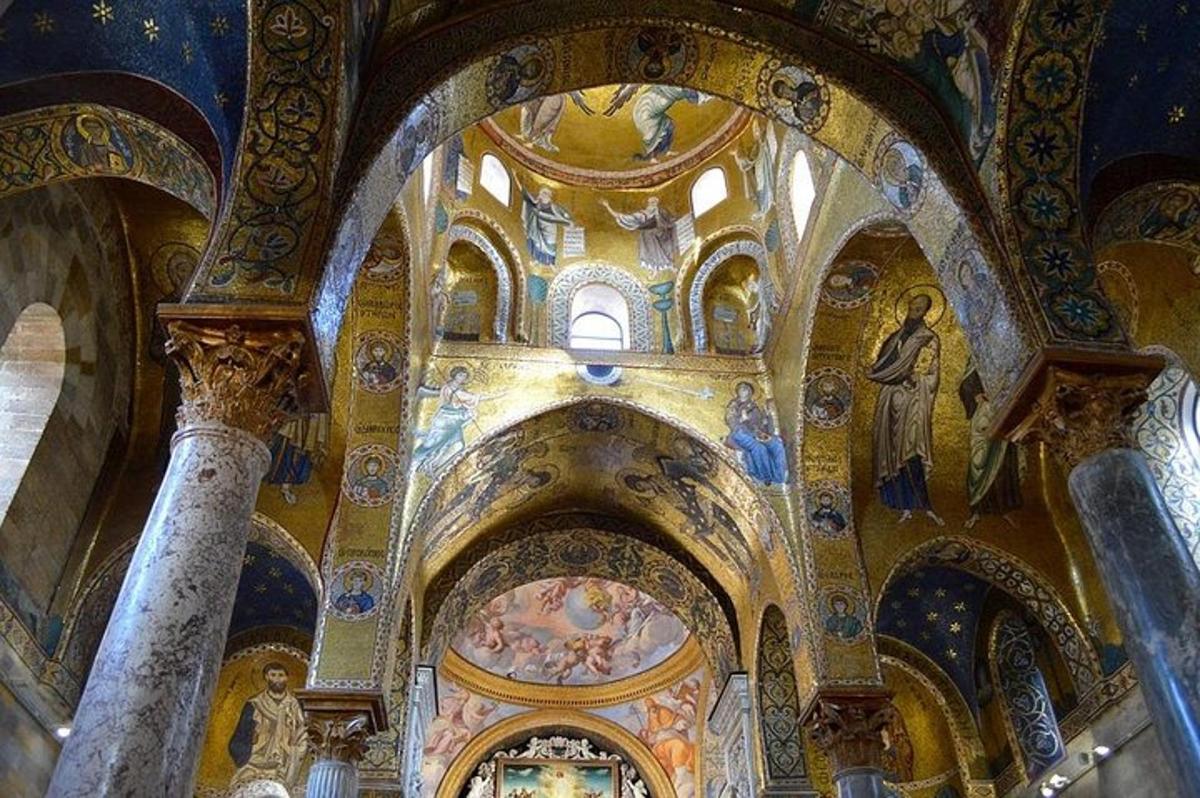 Una iglesia con un techo con pinturas.