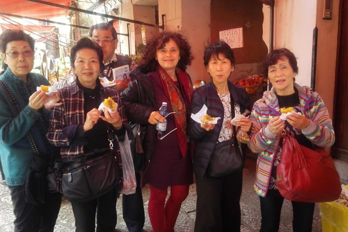 Un grupo de personas posando para una foto comiendo comida.
