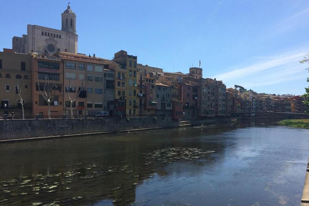 un riu en una ciutat amb edificis i edificis