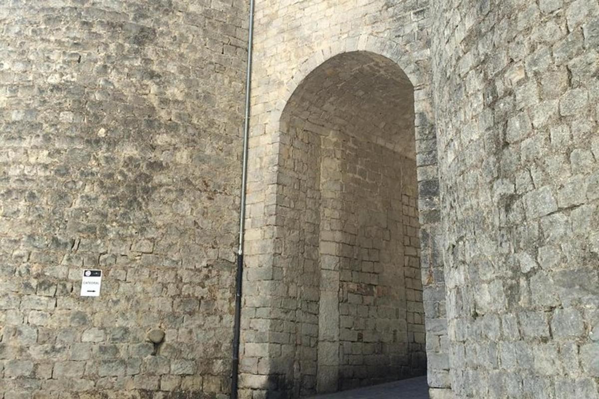 un arc en una paret de maó d'un edifici