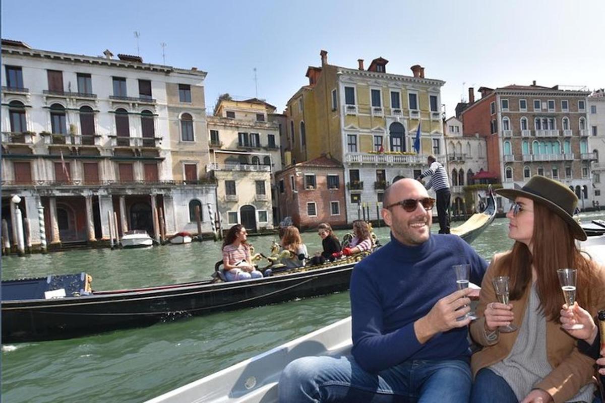un uomo e una donna seduti in una gondola su un canale