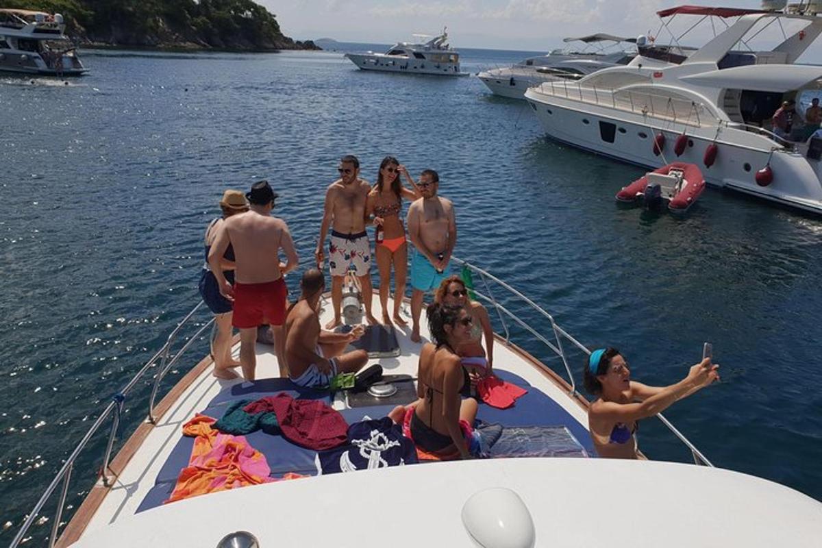 hópur fólks á bát í vatninu