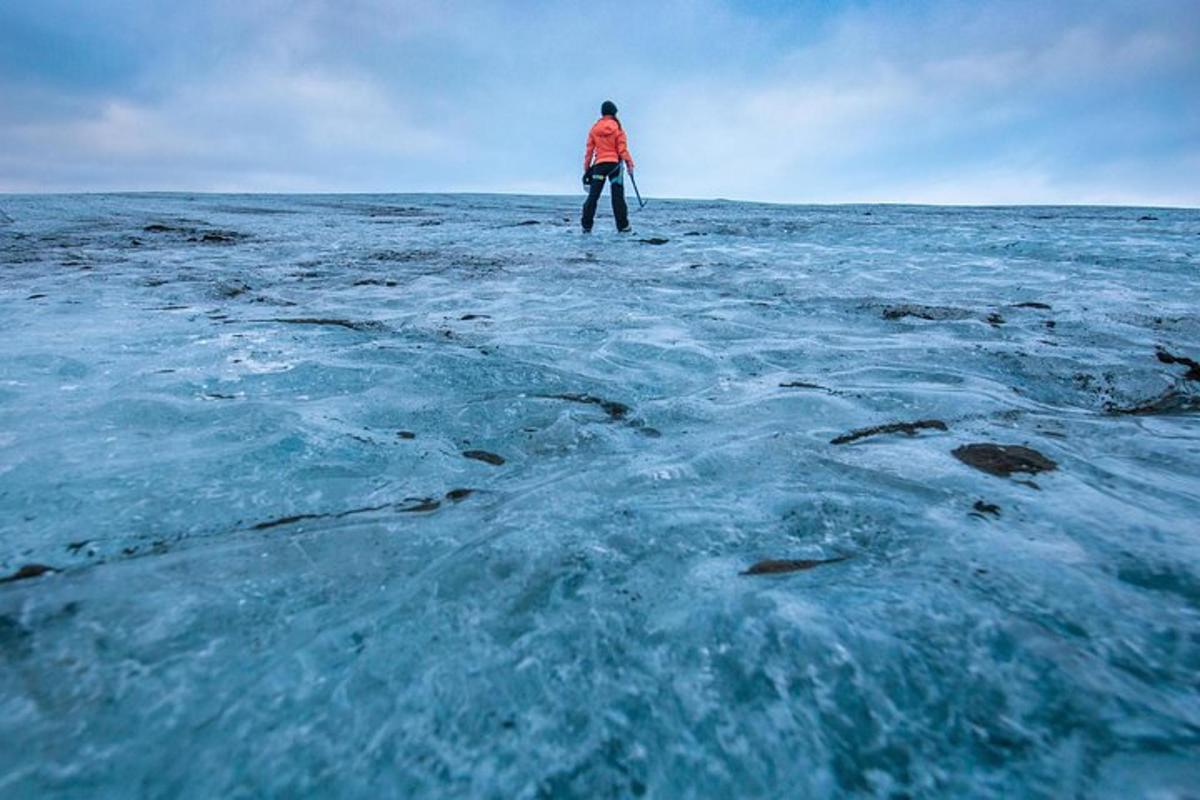 osoba stojící na surfovém prkně v oceánu