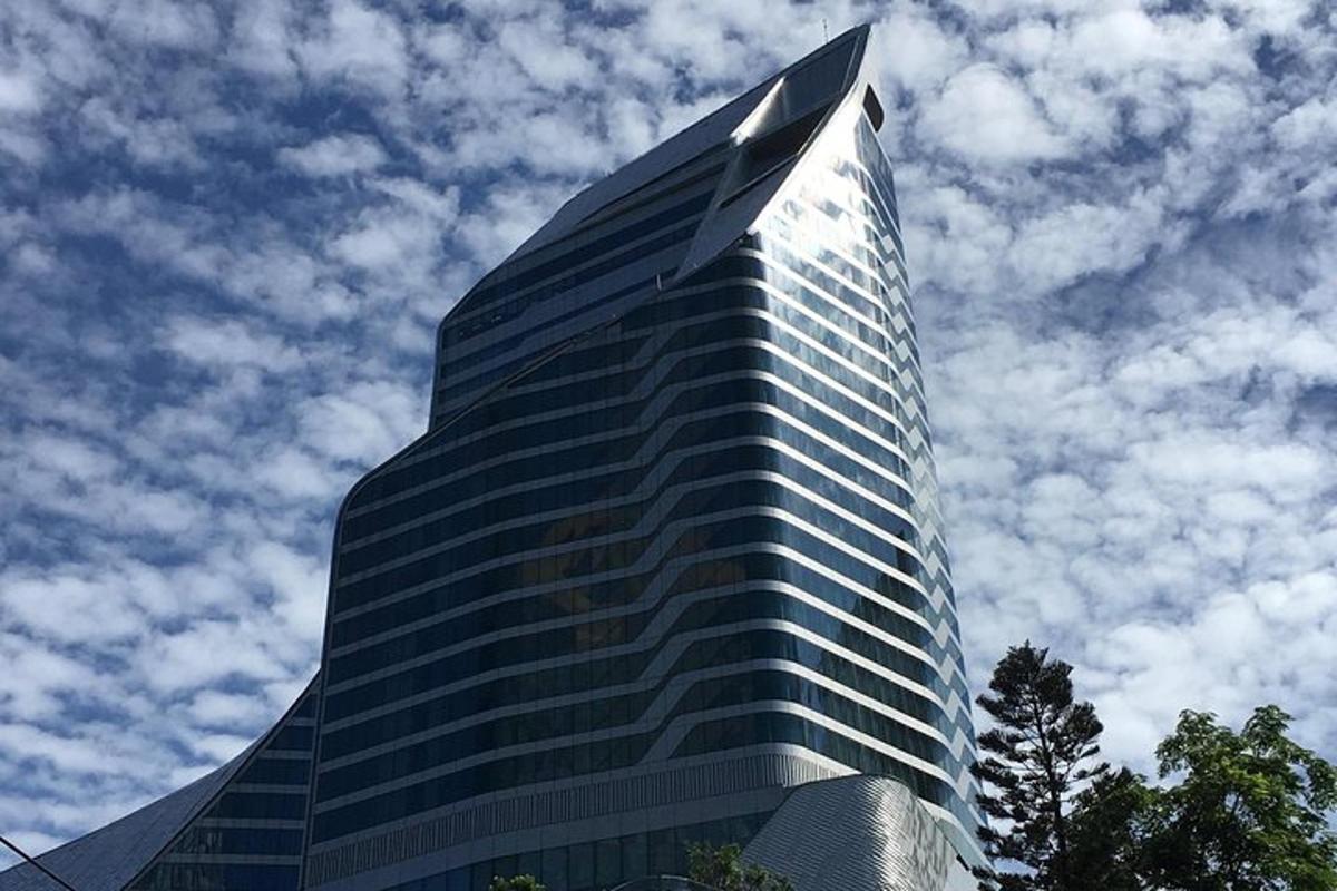 un edificio alto con cielo azzurro e nuvole