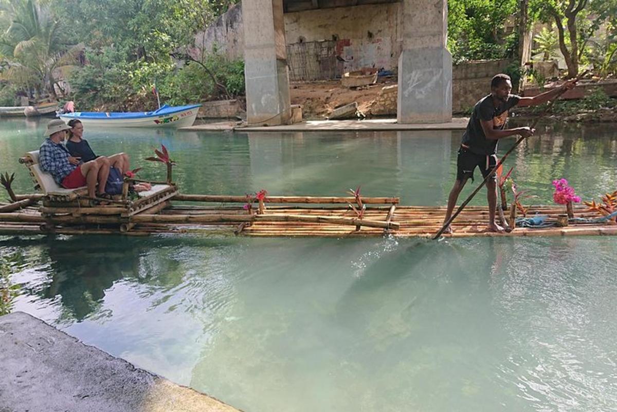 un gruppo di persone su una zattera in acqua