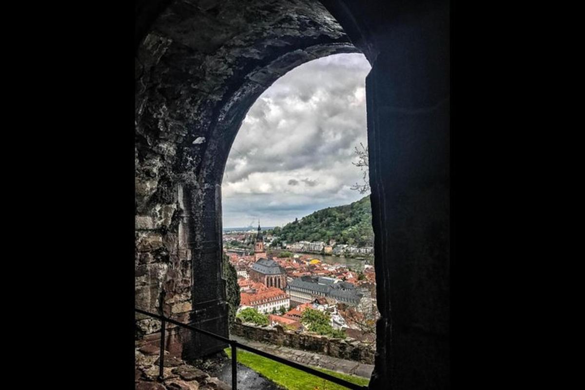 Útsýni yfir borg úr glugga kastala