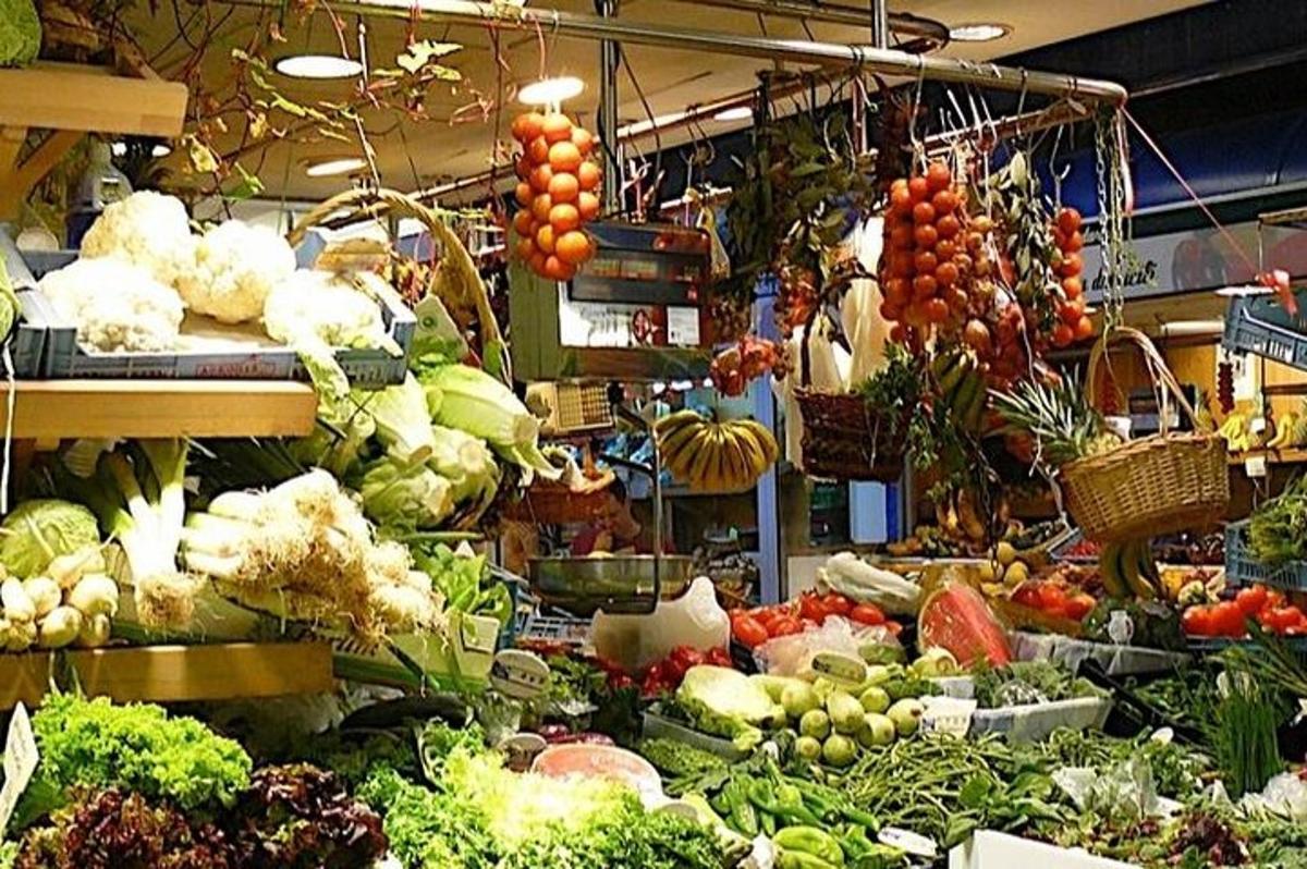 un negozio pieno di tanta frutta e verdura fresca