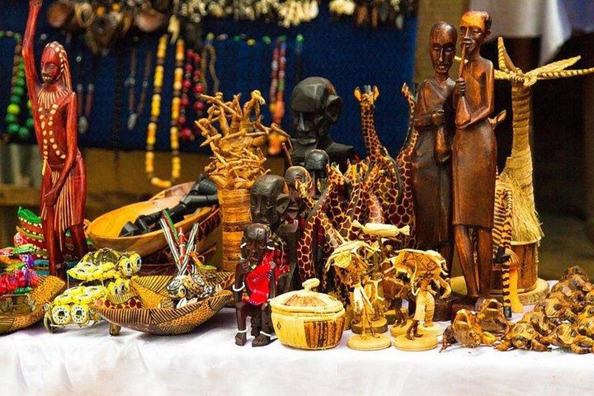 un tavolo con statuette e altri oggetti su di esso