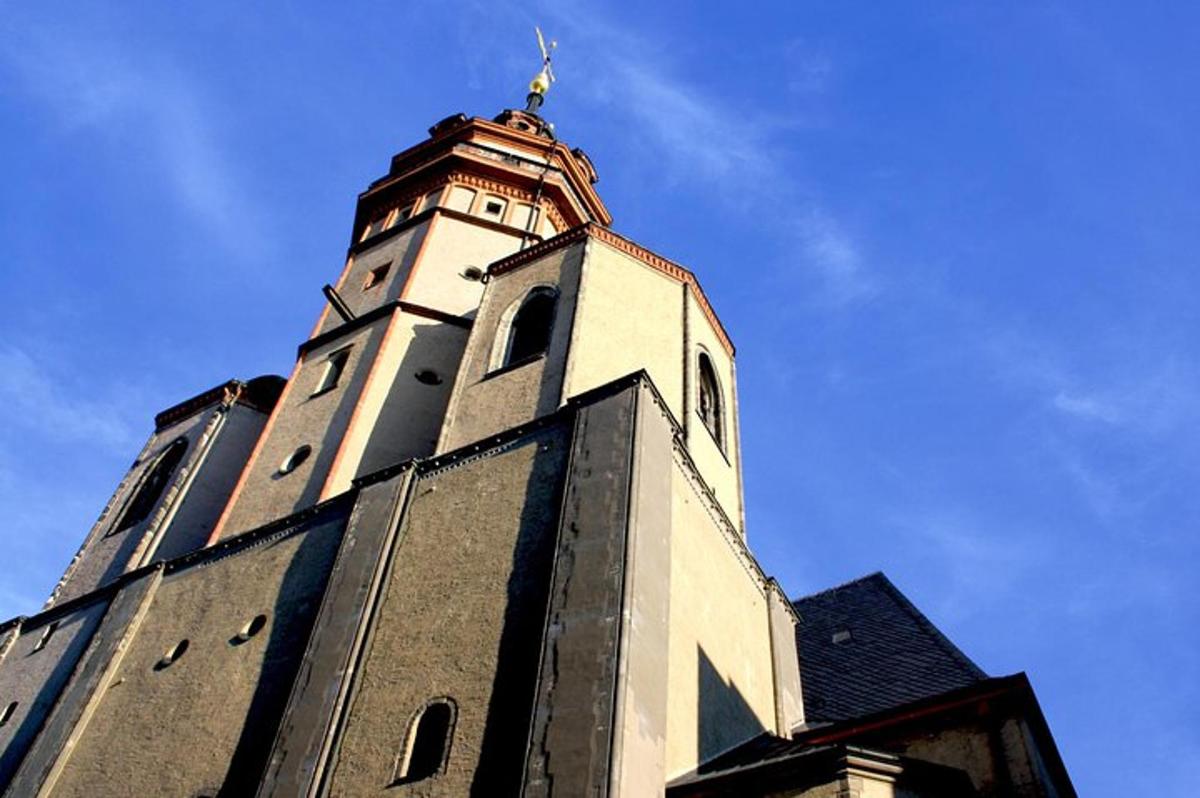 vysoká budova s hodinovou věží na vrcholu