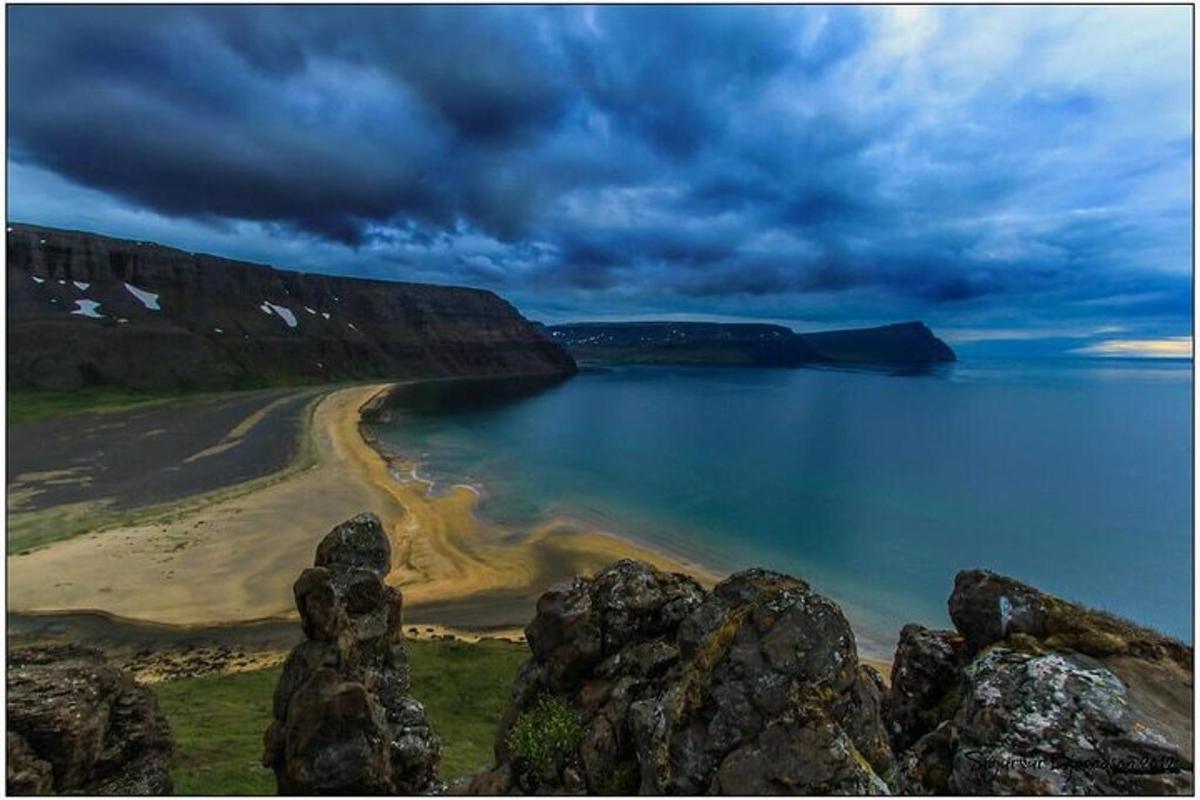 поглед на плажу са камењем у води