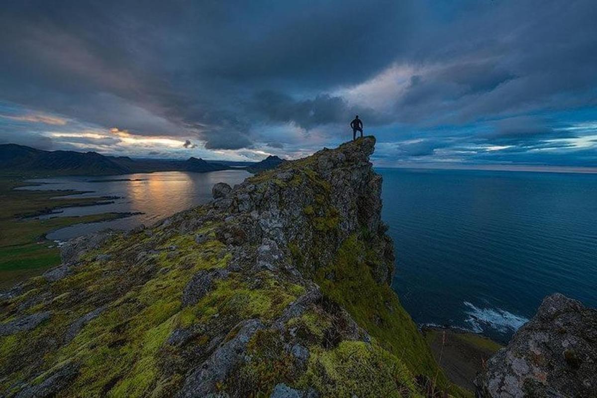 maður sem stendur á brún kletta