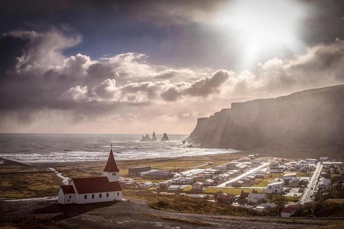 útsýni yfir bæ með hafinu og klettunum