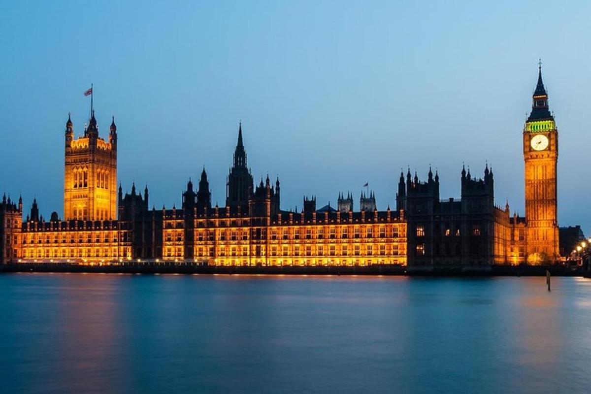 un grande edificio con una torre dell'orologio e il Big Ben