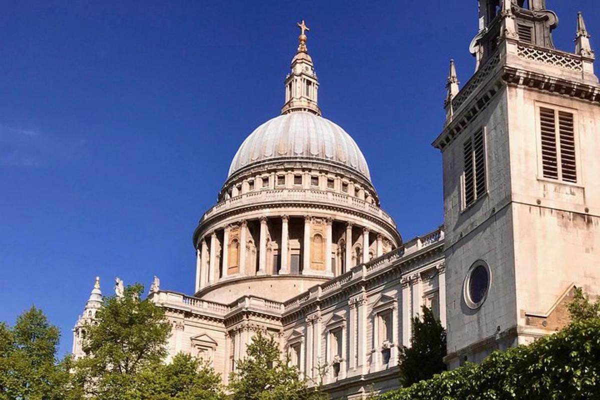 un edificio con una cupola in cima