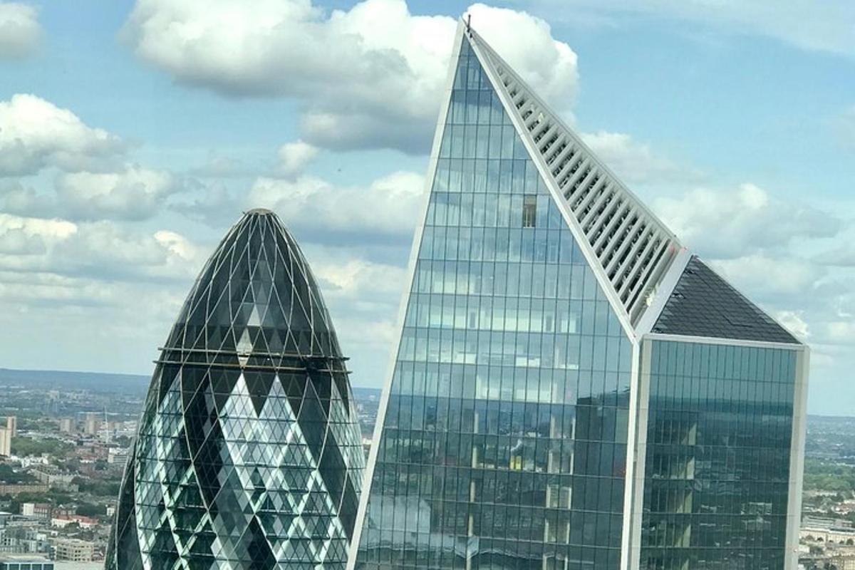 due alti edifici di vetro in cima a una città
