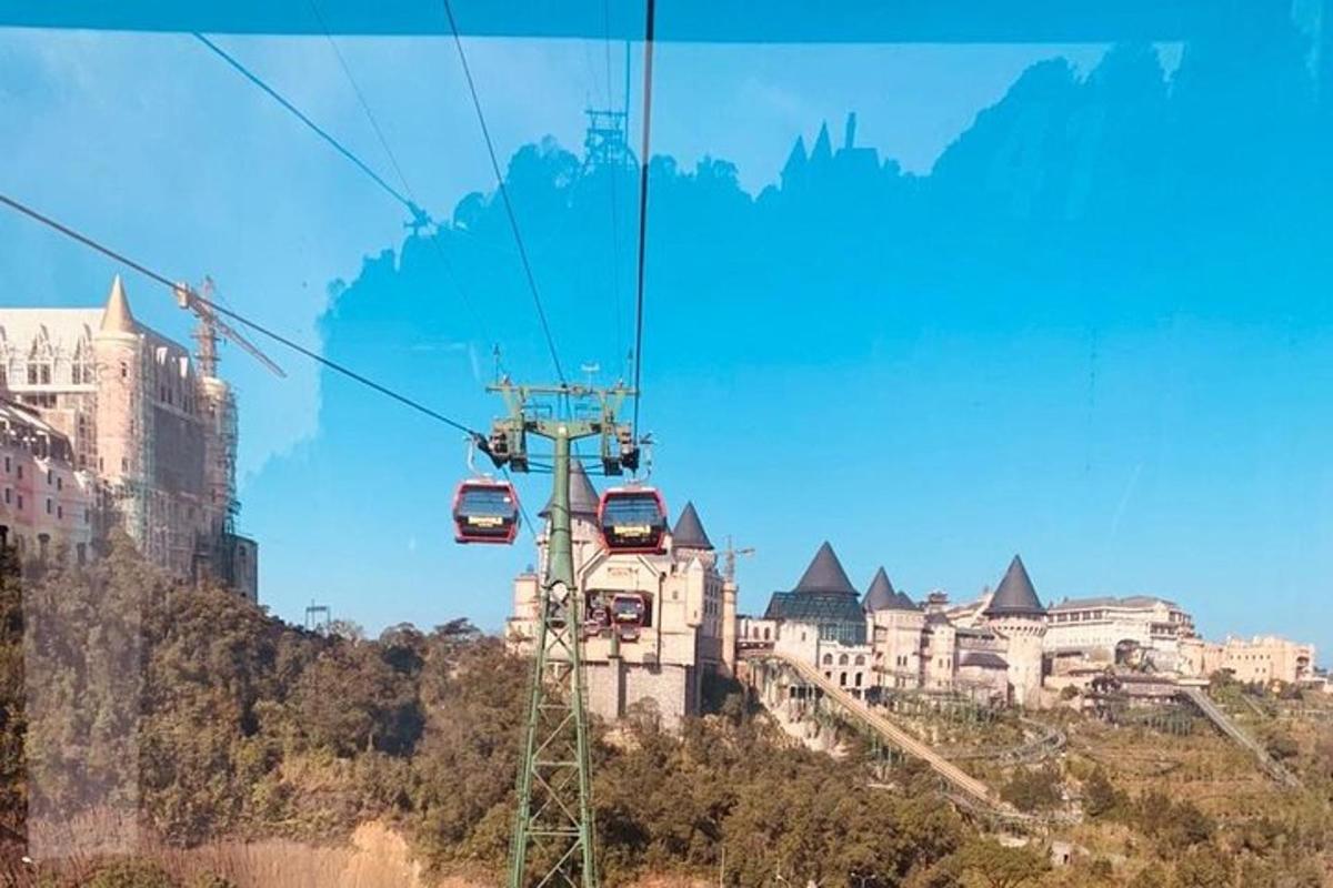 un giro in gondola davanti a un castello