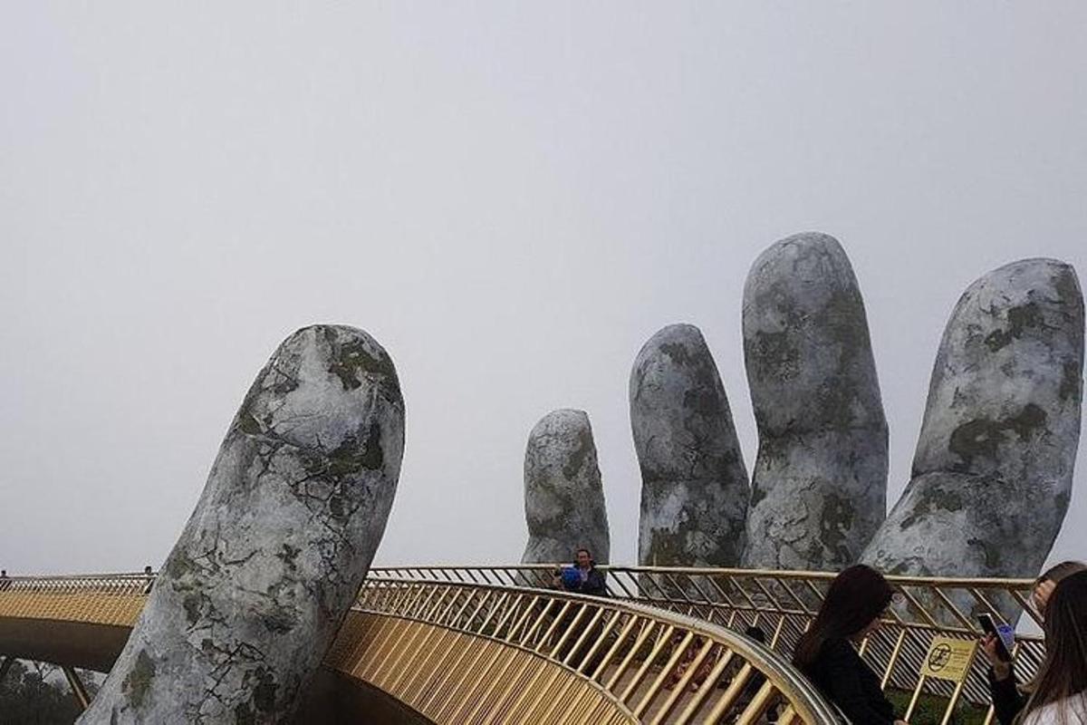 Una gran mano gigante de piedra sobre un puente
