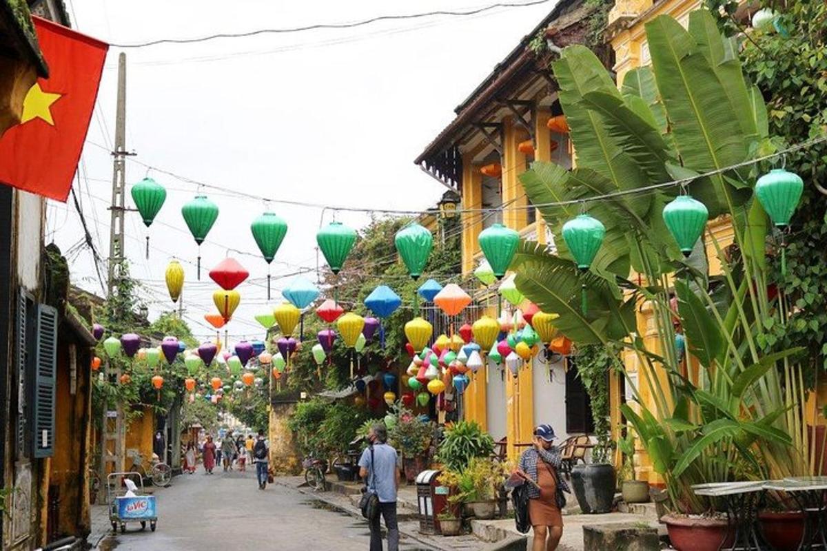 uma rua com um monte de lanternas coloridas penduradas sobre ela