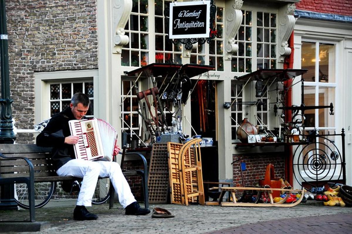 một người đàn ông ngồi trên băng ghế chơi đàn accordion