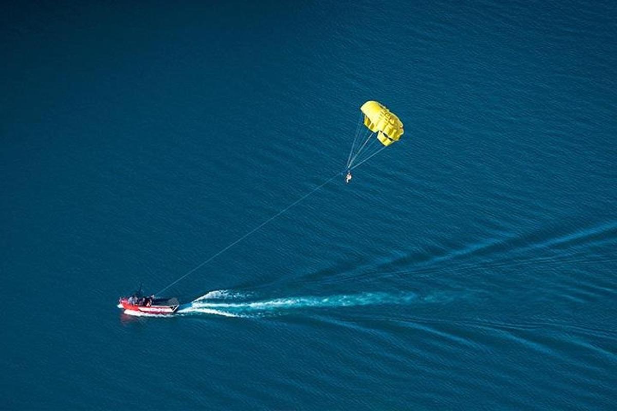 un barco en el agua con una cometa amarilla